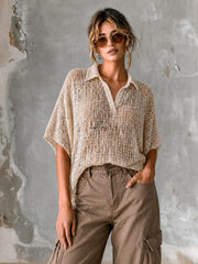 Pull écru ajouré col V — vue portée en pied, coupe courte et épaules tombantes