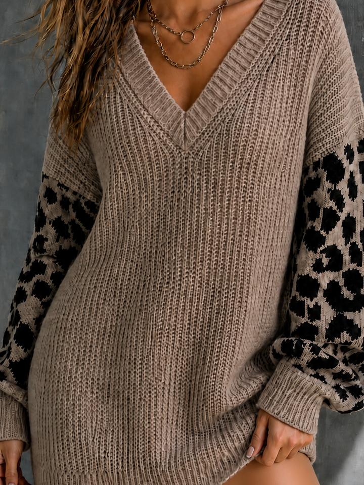 Robe taupe à manches léopard, gros plan des manches léopard