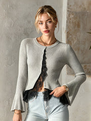 Cardigan gris à boutons dentelle — vue portée de face, manches évasées, partiellement boutonné