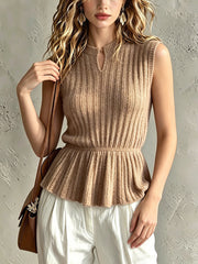 Gilet camel côtelé bas volanté — vue portée de face, haut sans manches, sac bandoulière en cuir marron, pantalon blanc