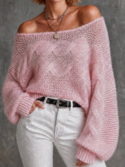 Pull rose à épaules dénudées — gros plan de l'encolure et de la maille ajourée