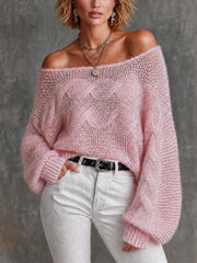 Pull rose à épaules dénudées — vue portée de face, épaules dénudées et motif losange ajouré, collier argenté
