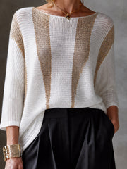 Pull blanc col bateau — gros plan de l'encolure ronde et des rayures verticales
