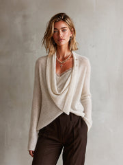 Pull blanc col drapé asymétrique — vue portée de trois-quarts, colliers dorés