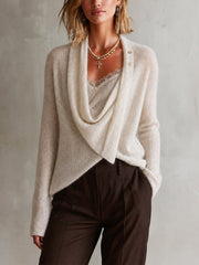 Pull blanc col drapé asymétrique — vue portée de face, gilet drapé sur un caraco assorti, pantalon marron foncé