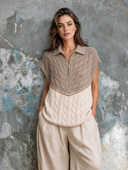 Gilet camel et blanc demi-zip — vue portée en pied, devant un mur texturé