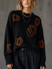 Pull noir à citrouille brodée — vue portée de face, citrouilles orange sur le devant, pantalon noir