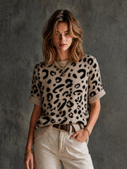 Pull beige léopard noir — vue portée en pied, une main dans la poche