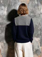 Pull marine gris effet foulard — vue portée de dos, pull gris drapé sur les épaules