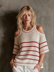 Pull rayé blanc et rouge style marin — vue portée de face, plan plus large, pantalon blanc