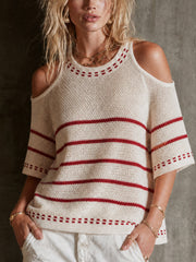Pull rayé blanc et rouge style marin — vue portée de face, découpes aux épaules et col ajouré