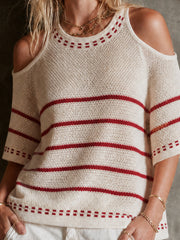 Pull rayé blanc et rouge style marin — gros plan de l'encolure, des rayures rouges et de la découpe à l'épaule