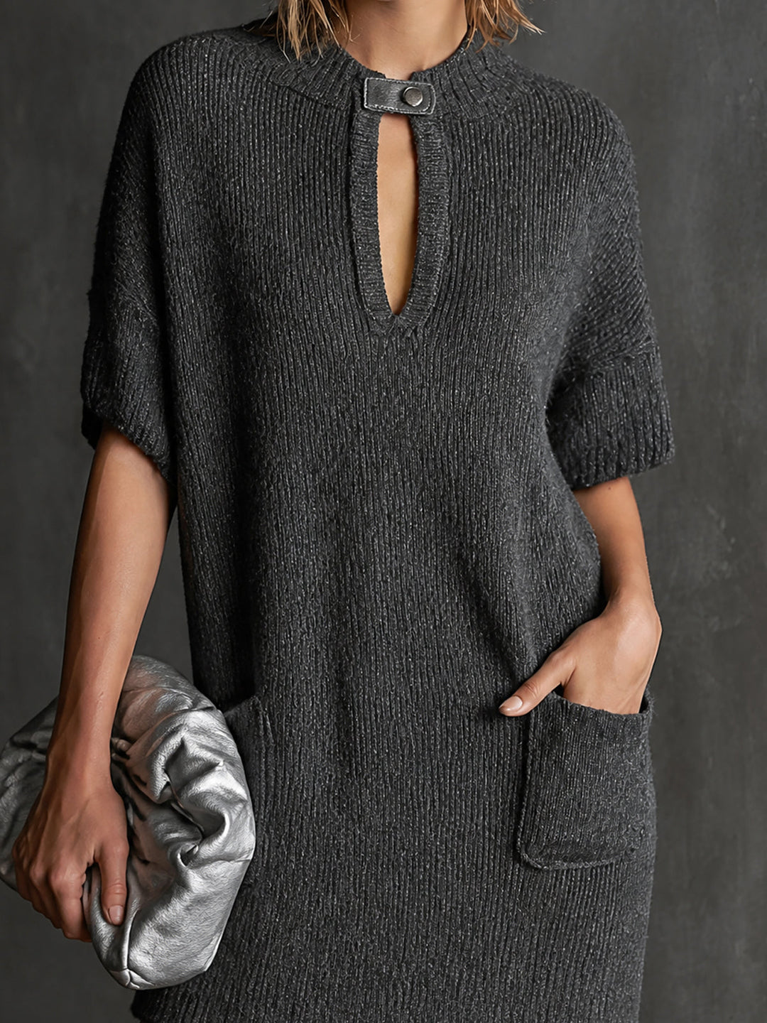 Robe courte grise chinée, vue rapprochée de face