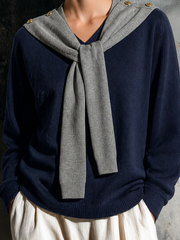 Pull marine gris effet foulard — gros plan du pull gris noué par les manches sur l'encolure