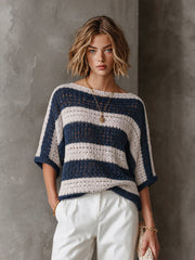 Pull marine et crème bateau — vue portée en pied, rentré dans un pantalon blanc
