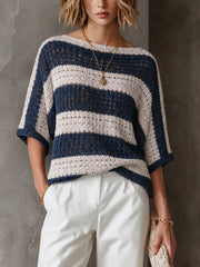 Pull marine et crème bateau — vue portée de face, large encolure bateau et manches kimono