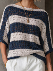 Pull marine et crème bateau — gros plan des rayures et de la maille ajourée