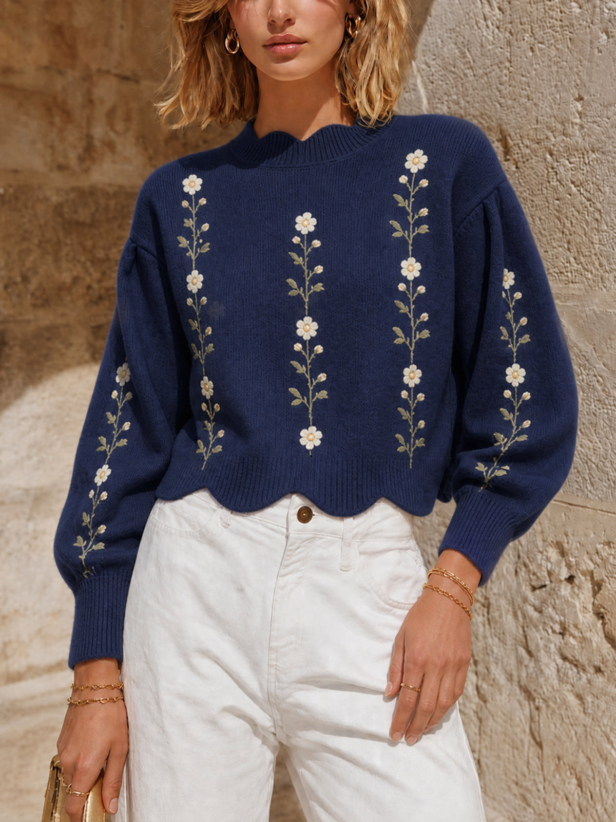 Pull bleu marine à fleurs — vue portée de face, marguerites brodées et ourlet festonné