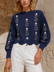 Pull bleu marine à fleurs — vue portée de face, marguerites brodées et ourlet festonné