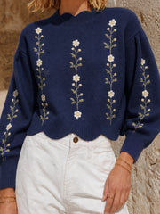 Pull bleu marine à fleurs — gros plan des fleurs brodées et de l'encolure festonnée