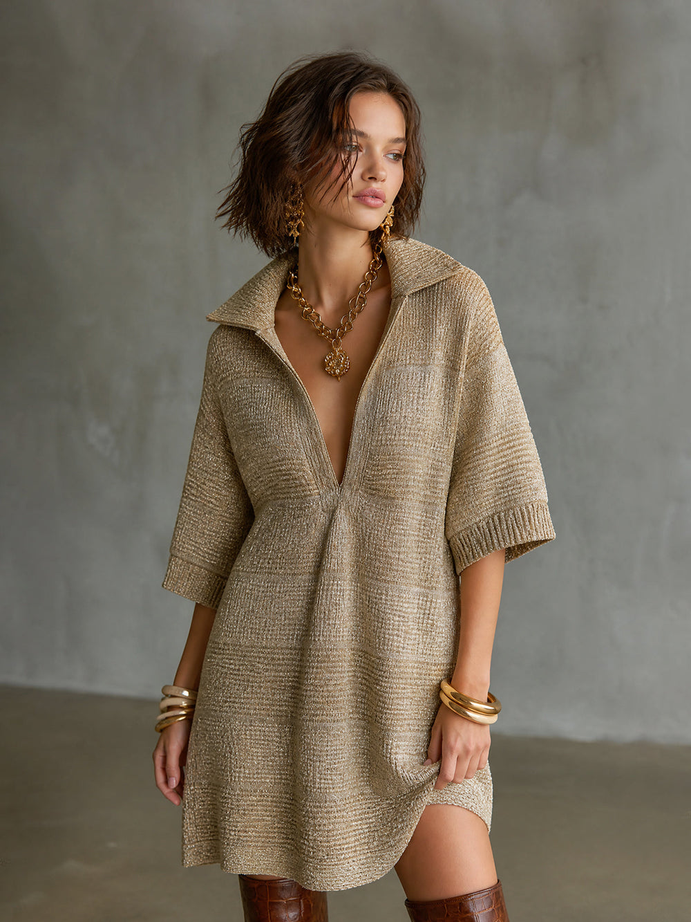 Robe mini dorée à revers, vue d'ensemble de face