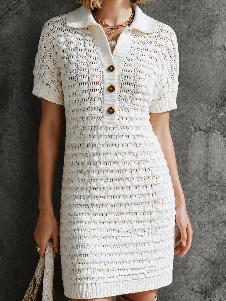 Robe mini blanche ajourée, gros plan de la maille ajourée
