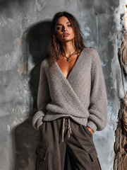 Pull gris chiné cache-cœur — vue portée en pied, pantalon cargo à cordon