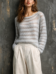 Haut gris clair à rayures — vue portée de face, rayures alternées en maille ajourée, pantalon blanc