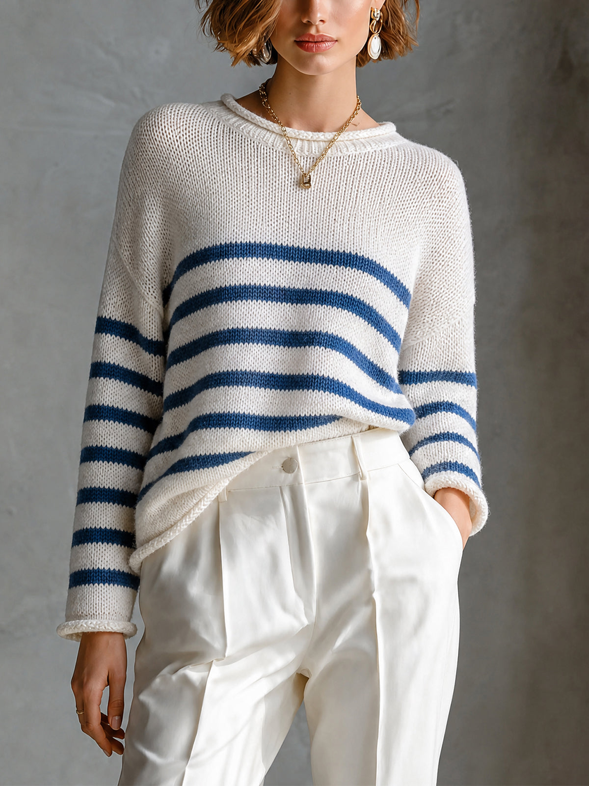Pull crème marine à rayures — vue portée de face, larges rayures, pantalon blanc taille haute