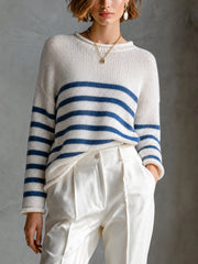 Pull crème marine à rayures — vue portée de face, larges rayures, pantalon blanc taille haute