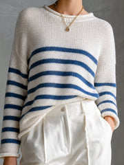 Pull crème marine à rayures — gros plan du haut du pull, de l'encolure ronde et des rayures