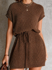 Robe courte brune nouée, vue rapprochée de face