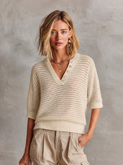 Pull beige col henley ajouré — vue portée en pied, manches mi-longues et bas côtelé