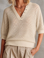 Pull beige col henley ajouré — gros plan de la maille ajourée et du col côtelé