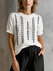 Pull écru motifs épis noirs — vue portée de face, motifs d'épis brodés, pantalon noir