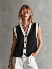 Gilet noir crème col V — vue portée de face, regard vers l'objectif
