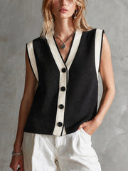 Gilet noir crème col V — vue portée de face, boutons foncés et bordure claire, pantalon blanc