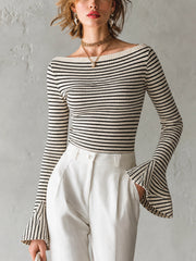Pull rayé à poignets évasés — vue portée de face, rayures noires et blanches, encolure bateau