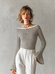 Pull rayé à poignets évasés — vue portée en pied, pantalon blanc taille haute