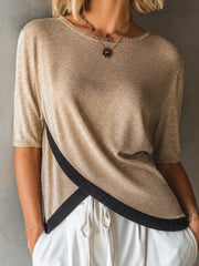 Pull beige bas croisé contrastant — gros plan de l'ourlet et des bandes noires croisées