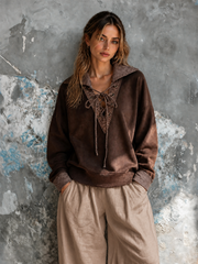 Sweat brun à col lacé — vue portée en pied, pantalon large beige sable