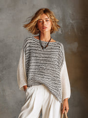 Pull chiné blanc-noir col bateau — vue portée en marche, coupe ample et décontractée