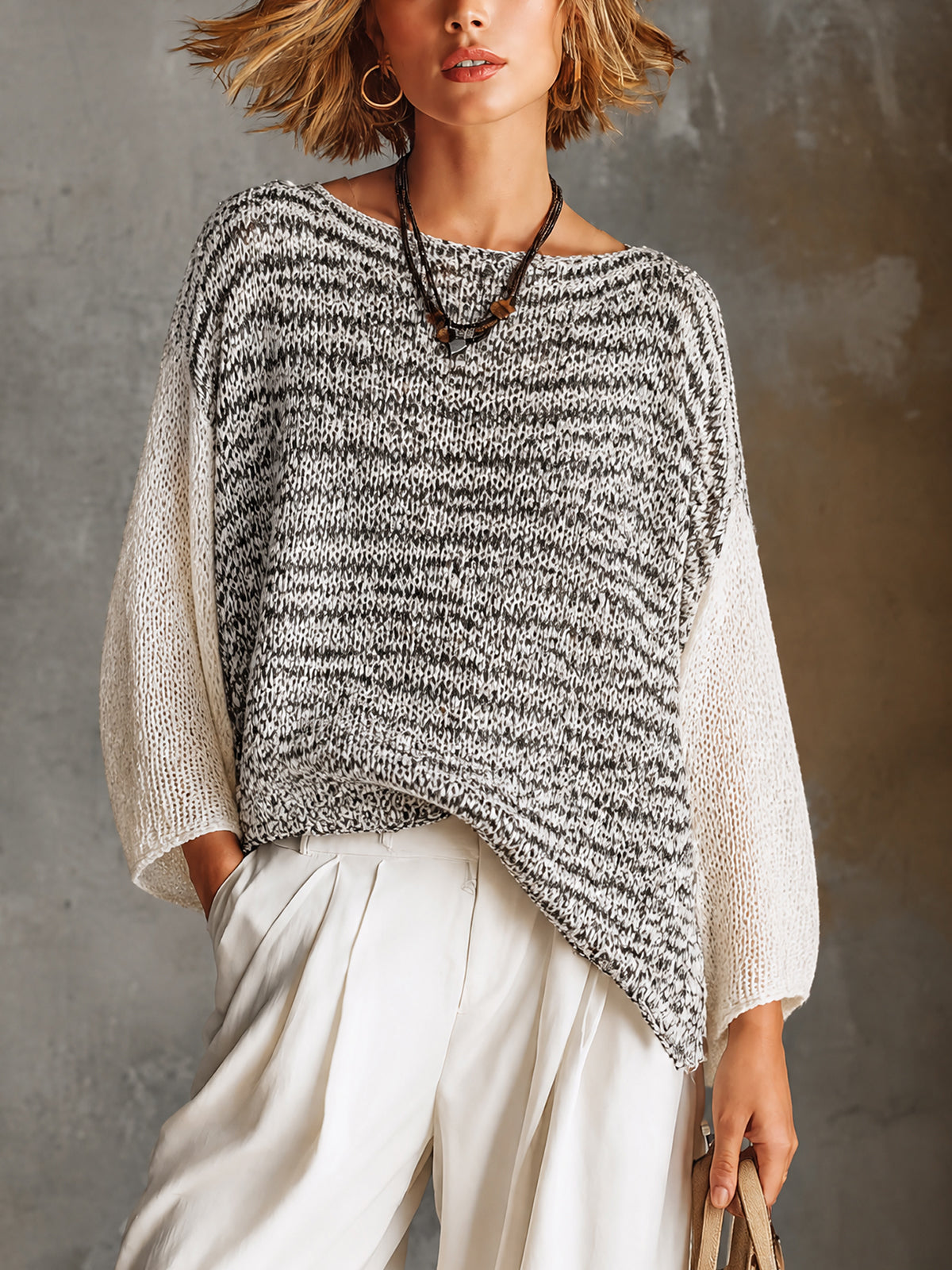 Pull chiné blanc-noir col bateau — vue portée de face, corps chiné et manches unies, collier sombre