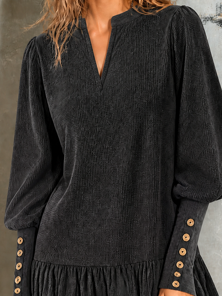 Robe mini noire, gros plan des manches boutonnées
