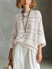 Pull blanc-gris losanges col bateau — vue portée de face, cadrée à la taille, long collier