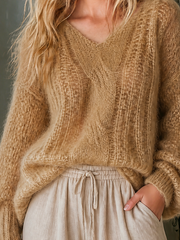 Pull camel torsades col V — gros plan des torsades et de la maille duveteuse