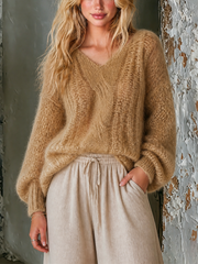 Pull camel torsades col V — vue portée de face, cadrée à la taille