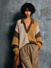 Pull tricolore beige jaune brun — vue portée en pied, pantalon ample marron