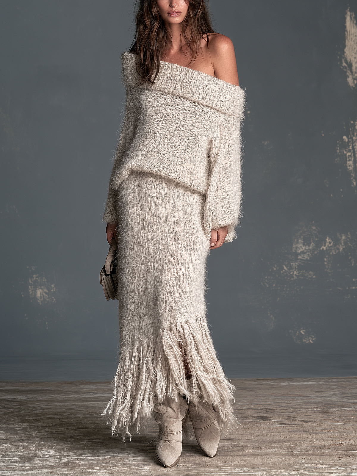 Ensemble beige à franges — vue portée en pied, jupe longue à franges et sac à main