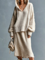 Ensemble beige capuche jupe midi — gros plan de la capuche et de l'encolure en V